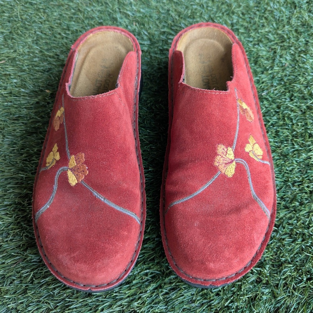Naot Red Suede Floral Embroidered Clogs Mules Made in Israel Womens 38/US 7 - Picture 2 of 8